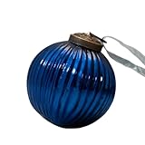 Décorations de Noël en verre de qualité supérieure : fabriquée par des artisans en Inde, cette boule présente des détails nervurés et une finition scintillante. Décorations de Noël en verre parfaites pour rehausser votre style saisonnier.
