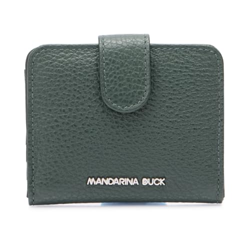 Lleva el estilo italiano contigo. Esta cartera de piel es pequeña, elegante y perfecta para tus viajes. Disfruta de un diseño exclusivo y un espacio seguro para tus tarjetas y monedas.