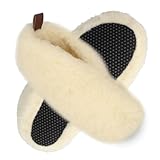 Für jede Fußform: Der Hüttenschuh ist aus kuschelig weicher Schafwolle gefertigt. Er hat eine Komfort Weite und bietet dem Fuß reichlich Platz, ohne Druckgefühl zu erzeugen.