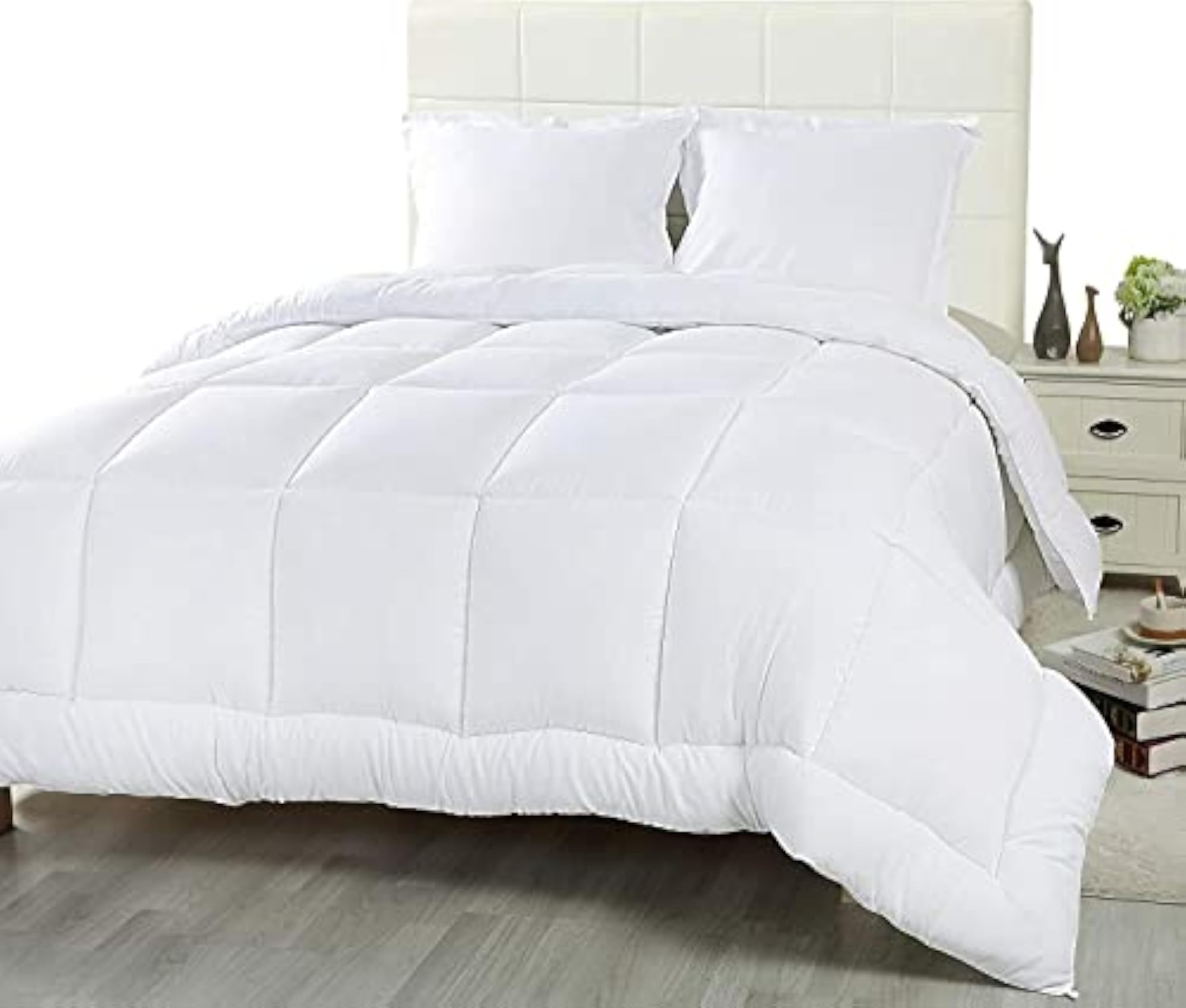 Luxury 300 GSM Microfiber Comforter, Solid White Soft Lightweight Quilt