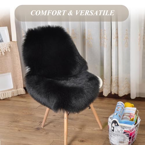 AMFUN Faux Lammfell Schaffell Teppich, Longhair Flauschiger Teppich, Flauschiger Schaffell Lammfell Fellteppich Waschbar, Weicher Fell Carpet für Stühle Sofa Schlafzimmer(Schwarz, 50 x 80 cm)