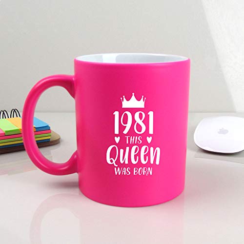 eBuyGB 2012923Q8 café de Color Rosa neón grabada, diseño de 1980 This Queen Was Born, Taza de té de 310 ml, Regalos de 40 cumpleaños para Mujeres, Ella, cerámica