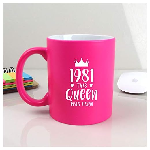 eBuyGB 2012923Q8 café de Color Rosa neón grabada, diseño de 1980 This Queen Was Born, Taza de té de 310 ml, Regalos de 40 cumpleaños para Mujeres, Ella, cerámica