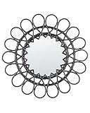 La pièce est fabriquée en rotin naturel, durable et facile à entretenir, ce qui la met en valeur.