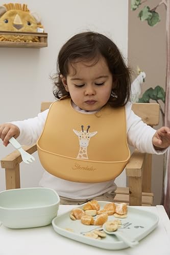 Sterntaler Silikon Lätzchen Giraffe Kaya – Lebensmittelecht – Abwischbar & spülmaschinengeeignet – Mit Auffangfach für weniger Essensreste – Verstellbar für Babys & Kleinkinder, ocker