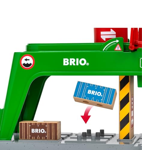 BRIO World 33996 Bahn Verlade Terminal - Mit beweglichem Kran zum Umladen von Gütern auf die Schiene, Straße und das Schiff - Empfohlen für Kinder ab 3 Jahren