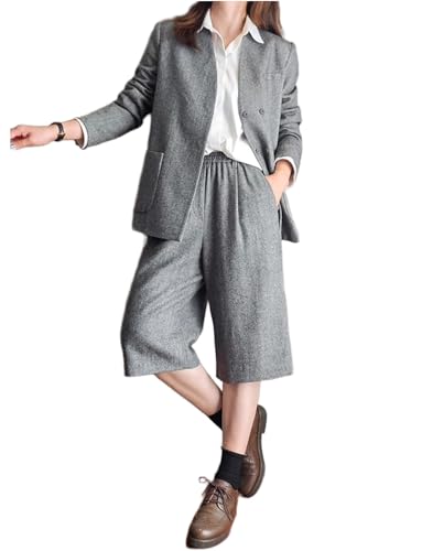 Costume à chevrons pour rompre la monotonie du tailleur avec une veste sans col et son short droit
