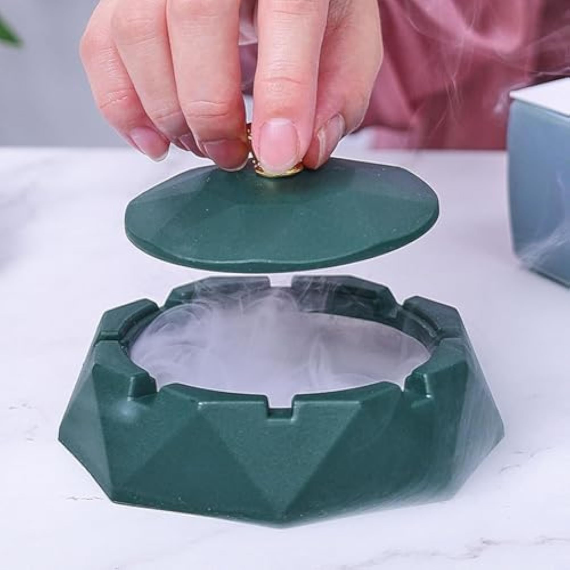 Large Capacity Desktop Ashtray with Lid