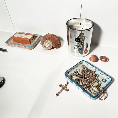 PARUSIA Seifenschale mit Ablauf, Keramik, Porzellan, Seifenschale ohne Bohren, 4 Designs: Ranken, Herzen, Blüten, Ornamente, für Feste Seife, Kernseife, festes Shampoo, Haarseife (Blüten hellblau)