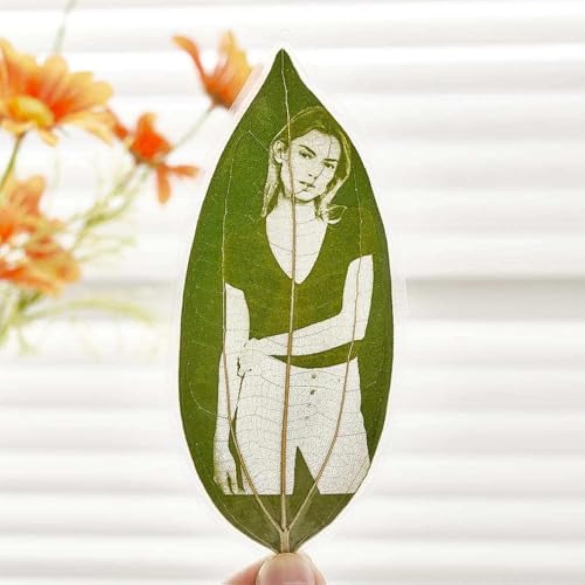 Customized Leaf Carving Art in Natural Leaf