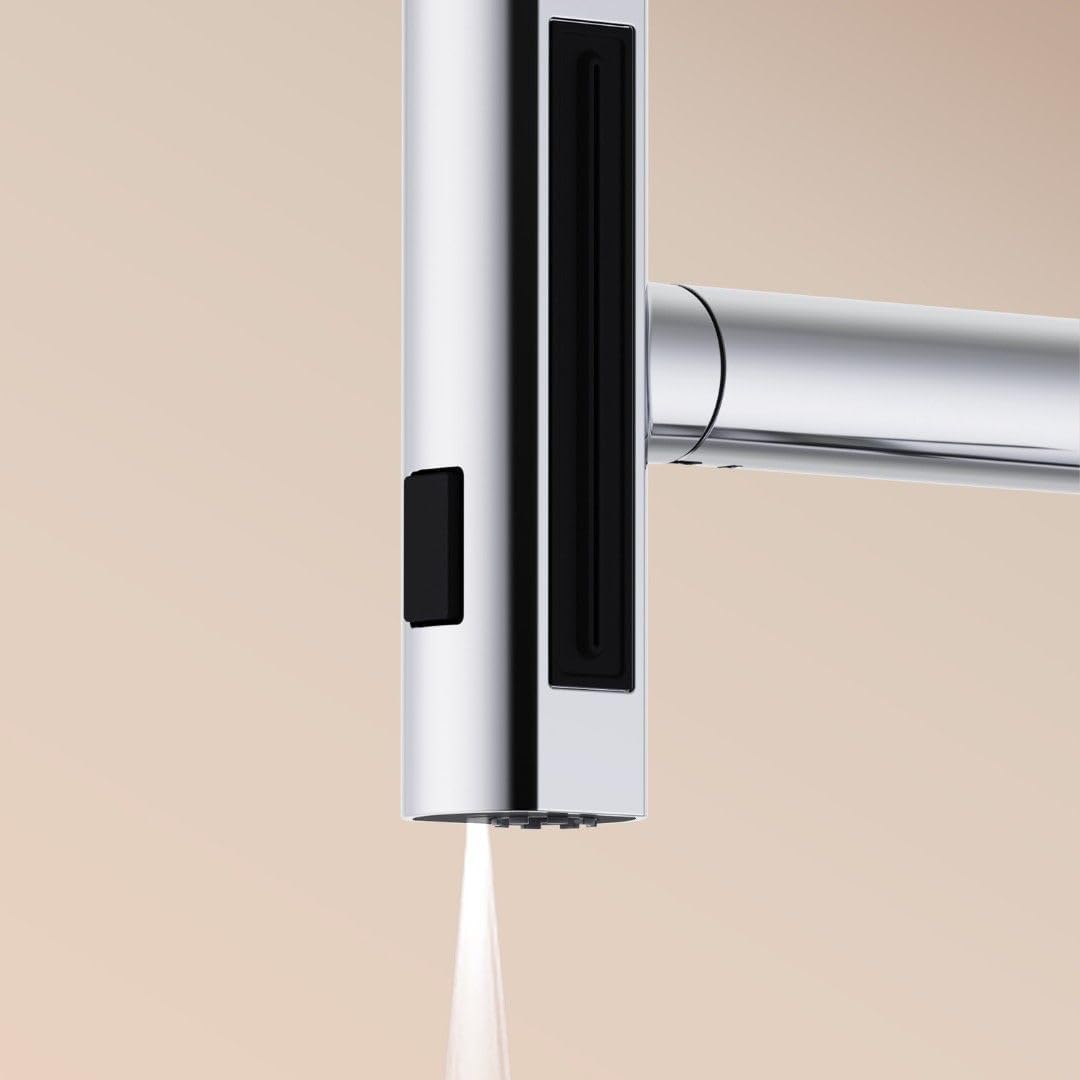 Close-up of the Essebagno Esserain faucet spray head with water flowing in a concentrated, powerful jet.
