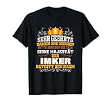 Klassisch geschnitten, doppelt genähter Saum.