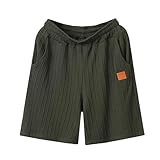 Le Short Pour Homme Est Un Incontournable Et Un Vêtement Polyvalent De Votre Garde-robe. Portez-le Avec Une Chemise Et Des Tongs Noires Pour Un Look De Plage, Avec Un T-shirt Blanc À Col Rond Et Des Baskets Pour Un Style Décontracté.