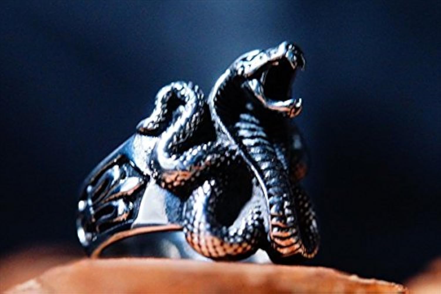 Amazon.co.jp: 威嚇するキングコブラ(毒蛇)モチーフ ウェイブボディ