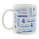 1️⃣ Diseño Exclusivo con Frases Emblemáticas del Real Madrid ⚽ Esta taza presenta un diseño elegante en blanco, decorada con frases icónicas del equipo como 