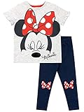 Con mangas de volantes y lindos pantalones de color azul marino que traen estampados en las rodillas del icónico lazo de Minnie, para garantizar el mejor conjunto del mundo para tu fashionista.
