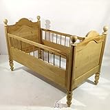 Seltene Größe! Perfekt auch für Puppensammler. Ein echtes Unikat!. Toller originaler Zustand. Herrliches Objekt für ein Kinderzimmer. Mit originalem Bettrost. Gedrechselte Verzierungen. Sehr schöne Proportionen!