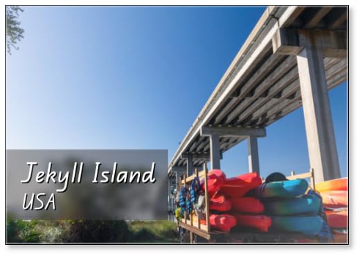 Visto desde el puerto deportivo, coloridos kayaks se almacenan debajo del puente que abarca el Fancy Bluff Creek en Jekyll, Georgia, un popular destino costero de viaje lento de lujo en, imán para