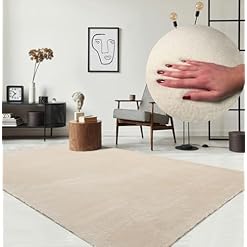 the carpet Relax kuscheliger Kurzflor Teppich, Anti-Rutsch Unterseite, Waschbar bis 30 Grad, Super Soft, Felloptik, Beige, 160 x 220 cm