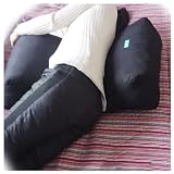 2. Diseño antidecúbito: este cojín tridimensional antidecúbito para tumbarse de lado está especialmente diseñado para adaptarse a la curva lumbar, proporcionando apoyo a la región lumbar, previniendo eficazmente las úlceras por decúbito y haciendo que su experiencia en la cama sea más cómoda.