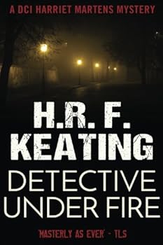 Paperback A Detective Under Fire Book