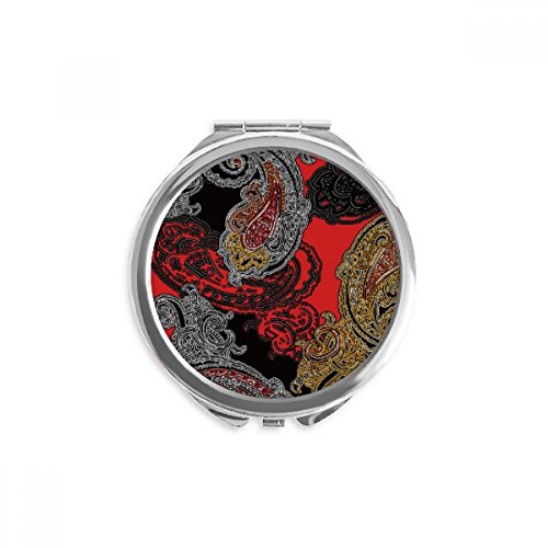Miroir de poche à la main motif nuages et fleur rouge pour retouches en voyage