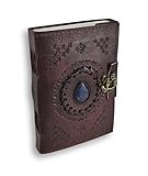 AMIGABLE CON EL AMBIENTE: La libreta cuenta con 100 hojas / 200 páginas (contando ambas caras de cada hoja). El papel es de fibra natural en color crema con un grosor de 125gsm. Las hojas están cocidas manualmente dentro del cuaderno con algodón reciclable libre de ácidos y agentes contaminantes. Pliegos adicionales pueden ser agregados o substituidos (requiere de conocimientos básicos de costura). Cualquier pluma puede escribir sobre este papel sin dejar manchas en el lado posterior.