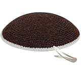 Souvenir für jüdische Veranstaltungen und Anlässe: Erhöhen Sie die Bedeutung religiöser Meilensteine mit unseren handgefertigten gestrickten Yamakas. Wir bieten unsere Strick-Kippahs in einer Vielzahl von Farben an, die zu Ihrem Geschmack und Stil passen und zu Ihrem Party- oder Veranstaltungsthema passen. Ob Bar Mitzvah, Bat Mitzwa, Hochzeit oder ein heiliges Ereignis, unsere handgestrickten Kippots bieten eine einzigartige Leinwand, um individuellen Stil und religiöse Identität auszudrücken und sie zu unvergesslichen Andenken für Träger und Empfänger zu machen.