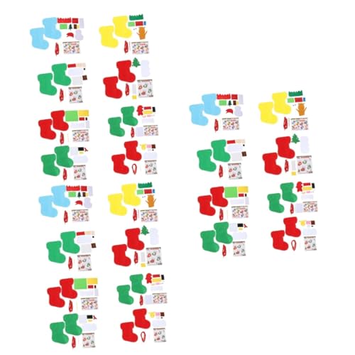 Ornements en feutrine et chaussettes à suspendre pour cheminée