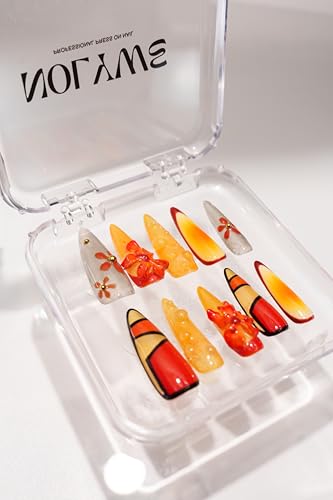 Ongles en acrylique colorés avec anneaux dorés pour manucure artistique
