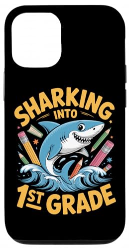 サメ 小学一年生 小学校 新学期 入学 SHARKING INTO 1st GRADE スマホケース iPhone 12/12 Pro 用