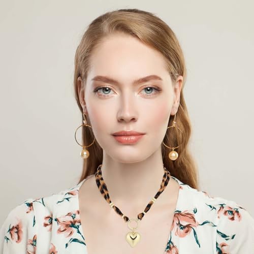 Collier écharpe imprimé léopard pour sublimer un décolleté simple