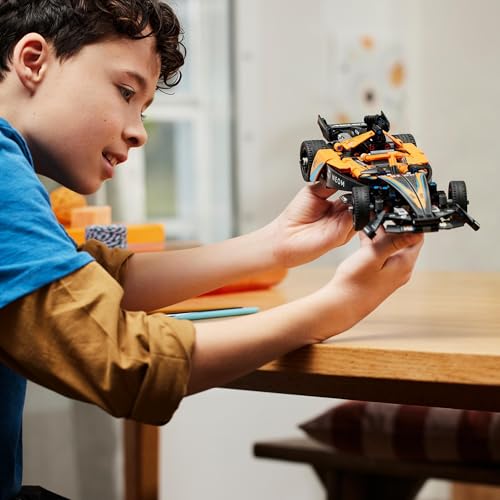 Technic NEOM McLaren Formula E Race Car, Macchina Giocattolo per Bambini e Bambine da 9 Anni in su, Modellino di Auto da Corsa F1 da Costruire e da Esposizione, Idea Regalo di Compleanno 42169 - Lego - Immagine 7
