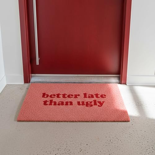 FISURA - Fußmatte außen “Better Late Than Ugly” aus Kokosnuss mit Rutschfester PVC-Rückseite. Lustige Welcome Fußmatte. Handbemalt. Größe: 70 cm x 40 cm. Rosa