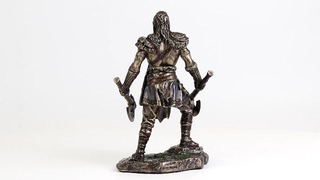 Estatua de Guerrero Vikingo con Hachas Gemelas de Resina miniatura 7
