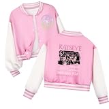 Offrez à vos filles du style et du confort avec cette veste cool Katseye, Manon, Sophia, Daniella, Lar, Megan, Yoonchae. Avec un design accrocheur, un col confortable et des manches resserrées pour plus de chaleur. Choisissez parmi une gamme de couleurs élégantes