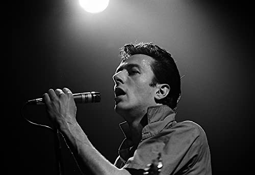 Foto de Joe Strummer en directo para decorar tu salón con la energía del punk rock de 1980