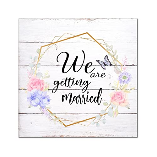 Plaque en bois We are Getting Married pour célébrer votre amour