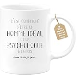 Offrez le mug parfait pour un psychologue: Vous connaissez un psychologue et vous l’adorez ? C’est quelqu’un de bien qui pense aux autres. Alors quoi de mieux que de lui offrir un cadeau original qui valorise son métier ? De la passion et de la détermination, ce cadeau unique le félicite pour ses valeurs et ses engagements en tant que psychologue. Offrez-lui cette tasse personnalisée et faites-lui savoir à quel point il compte pour vous.