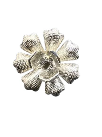 Fleur en argent pour Puja offrant une pureté rituelle unique