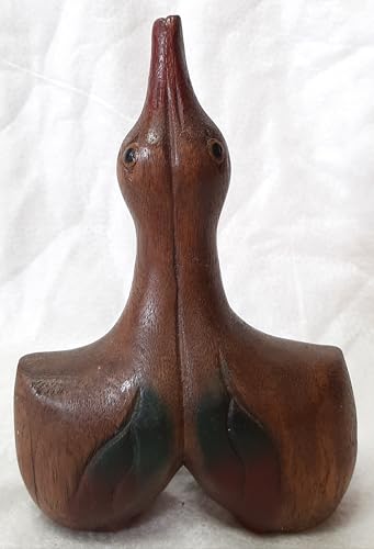 DESIGN: Forma elegante e sinuosa che rappresenta due anatre unite in un abbraccio, scolpite con dettagli raffinati