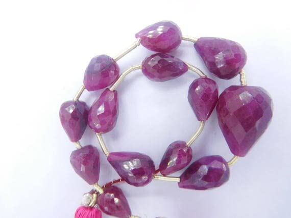 Perles de rubis corindon naturel facettées en forme de goutte d'eau pour création de bijoux uniques