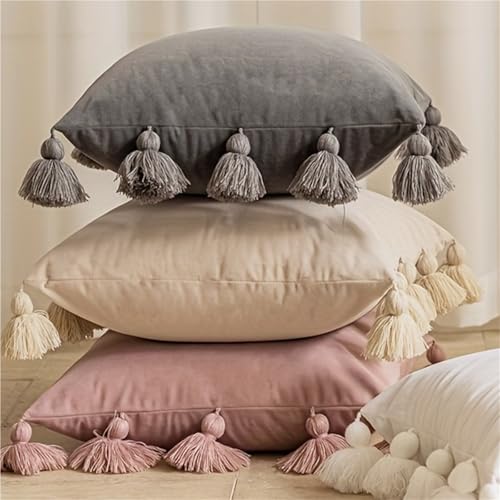 Coussin canapé velours doux marron à pompons pour une soirée cocooning réussie