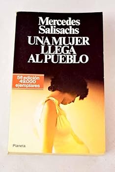 Paperback Una mujer llega al pueblo Book