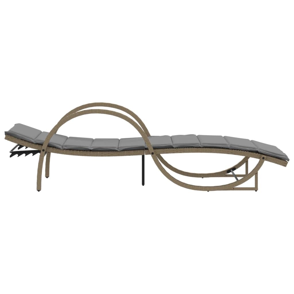 Juego de 2 tumbonas con mesa beige de poliratán | Cómodas tumbonas de jardín con respaldo ajustable en 3 posiciones, mesa auxiliar y cojines para terraza y piscina.