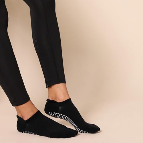 Amazon Essentials Women's Athletic Grip Ankle Socks, 4 Pairs2