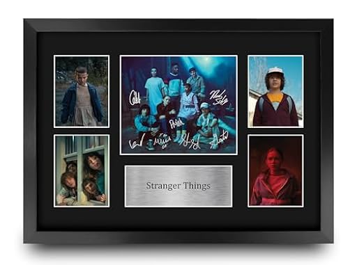 HWC Trading Stranger Things Los Regalos Imprimieron La Exhibición Firmada Del Montaje De La Foto De La Presentación Del Autógrafo Para Los Fans De La Demostración De Serie De Televisión - A3 Enmarcado | Ya disponible en tu tienda friki favorita! En mundofriki.es!