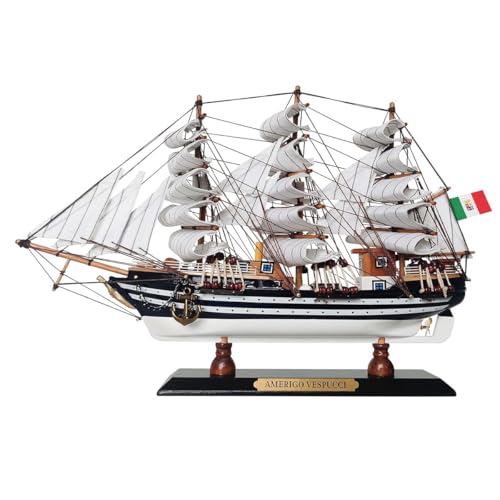 Pezzo elegante e distintivo: un sorprendente modellino di barca a vela in legno Vespucci . Caratteristica verniciatura bicolore bianca e nera sullo scafo, costruzione plank-on-frame, tre ponti e un intricato sartiame.