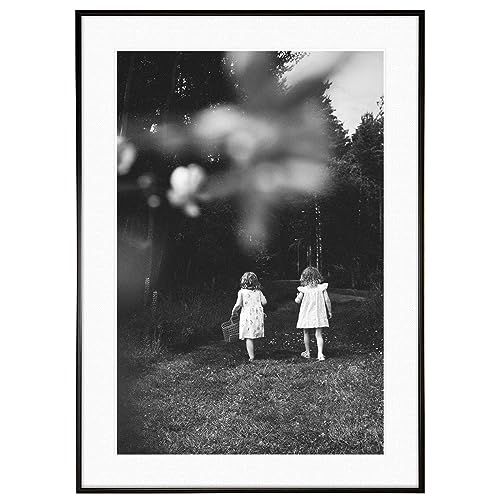 人物の写真 子供 公園を歩いている二人の女の子インテリアモノクロアート額装 AS2171