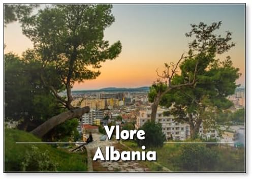 Vlora, Albanie : paysage urbain vu de Kuzum Baba Hill. Vue aérienne sur la ville, panorama de la ville de Vlore au coucher du soleil, design 6, aimant de réfrigérateur